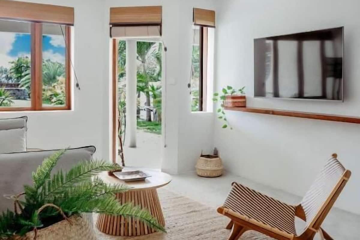 Apartamento familiar, vistas al jardín, frente al mar | Zona de estar | Smart TV de 55 pulgadas con canales por cable, Netflix