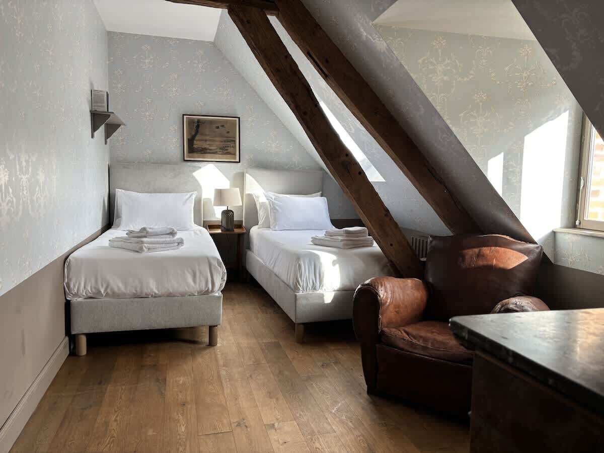 7 bedrooms, bed sheets