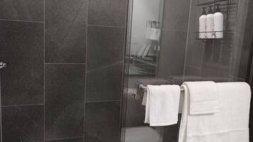 Séchoir à cheveux, serviettes fournies, savon, shampooing