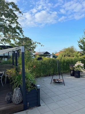 Terrace/patio - Cozy summer house by Kysing with sea view (Odder)