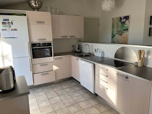 Fridge, oven, stovetop, dishwasher - Cozy summer house by Kysing with sea view (Odder)