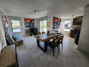 Living area - Apartment 'T3 Comfort, Pool, Terrace' with Mountain View, Wi-Fi and Air Conditioning (Albertville)