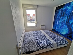 Room - Apartment 'T3 Comfort, Pool, Terrace' with Mountain View, Wi-Fi and Air Conditioning (Albertville)