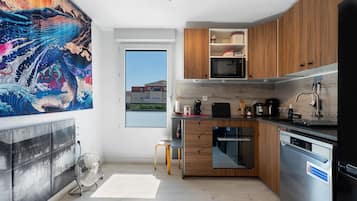 Wasserkocher mit Kaffee-/Teezubehör, Kühlschrank, Mikrowelle, Ofen