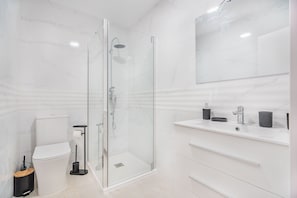 Dusche, Haartrockner, Handtücher