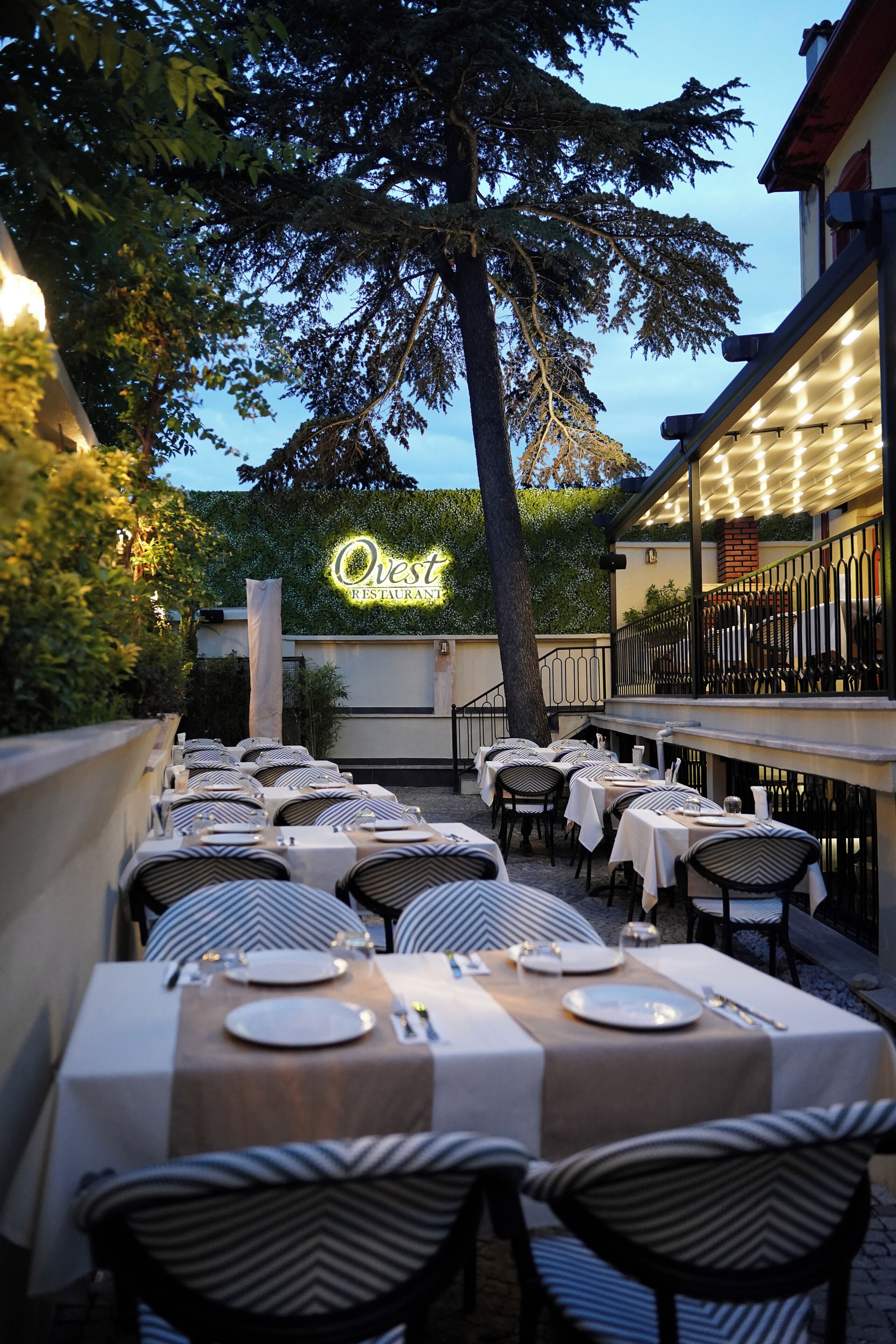 Déjeuner, dîner, souper et brunch servis sur place