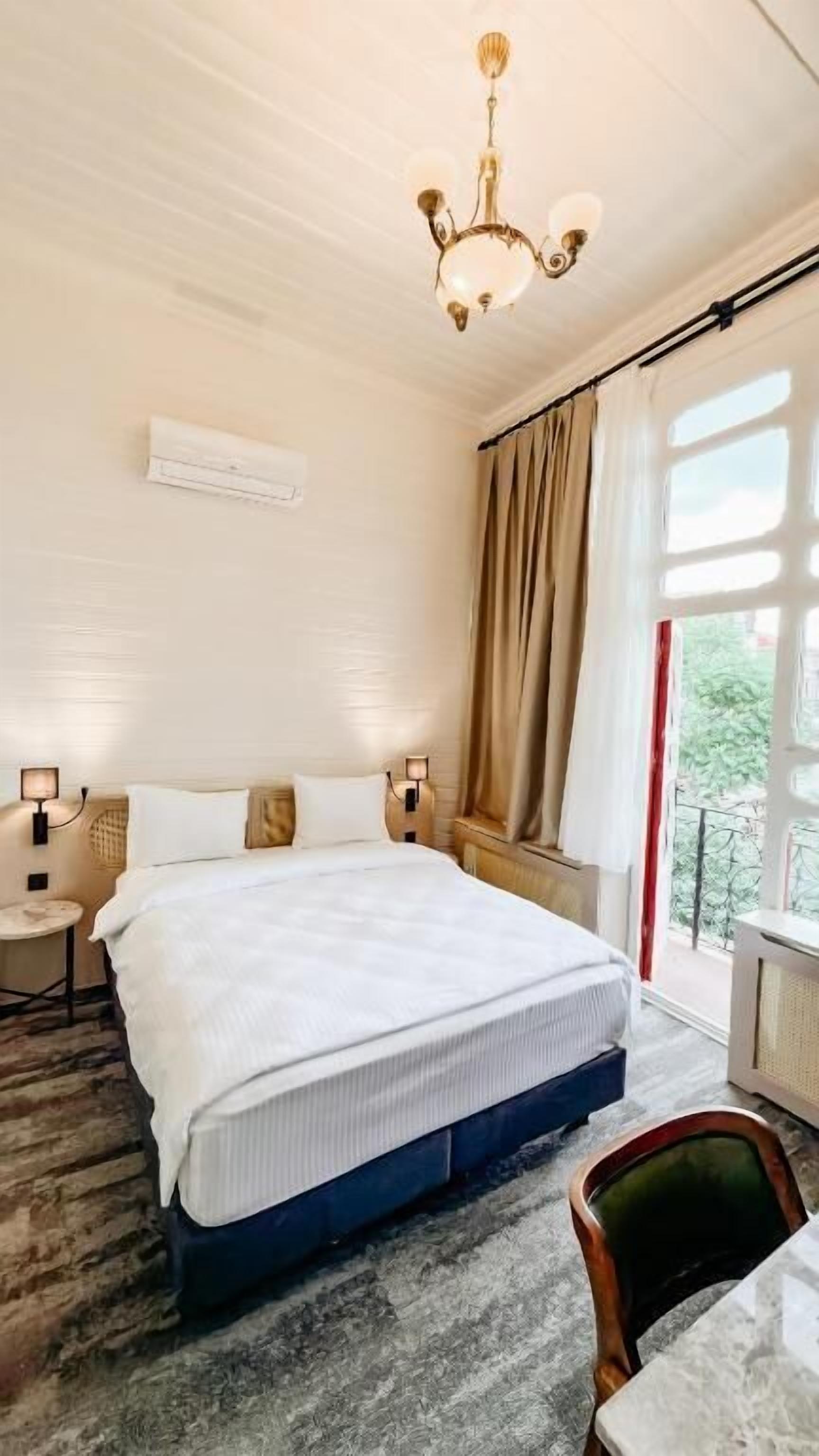 Chambre Deluxe double ou avec lits jumeaux, balcon, vue sur la ville | Coffre-fort, rideaux d’obscurcissement, accès au Wi-Fi (inclus)