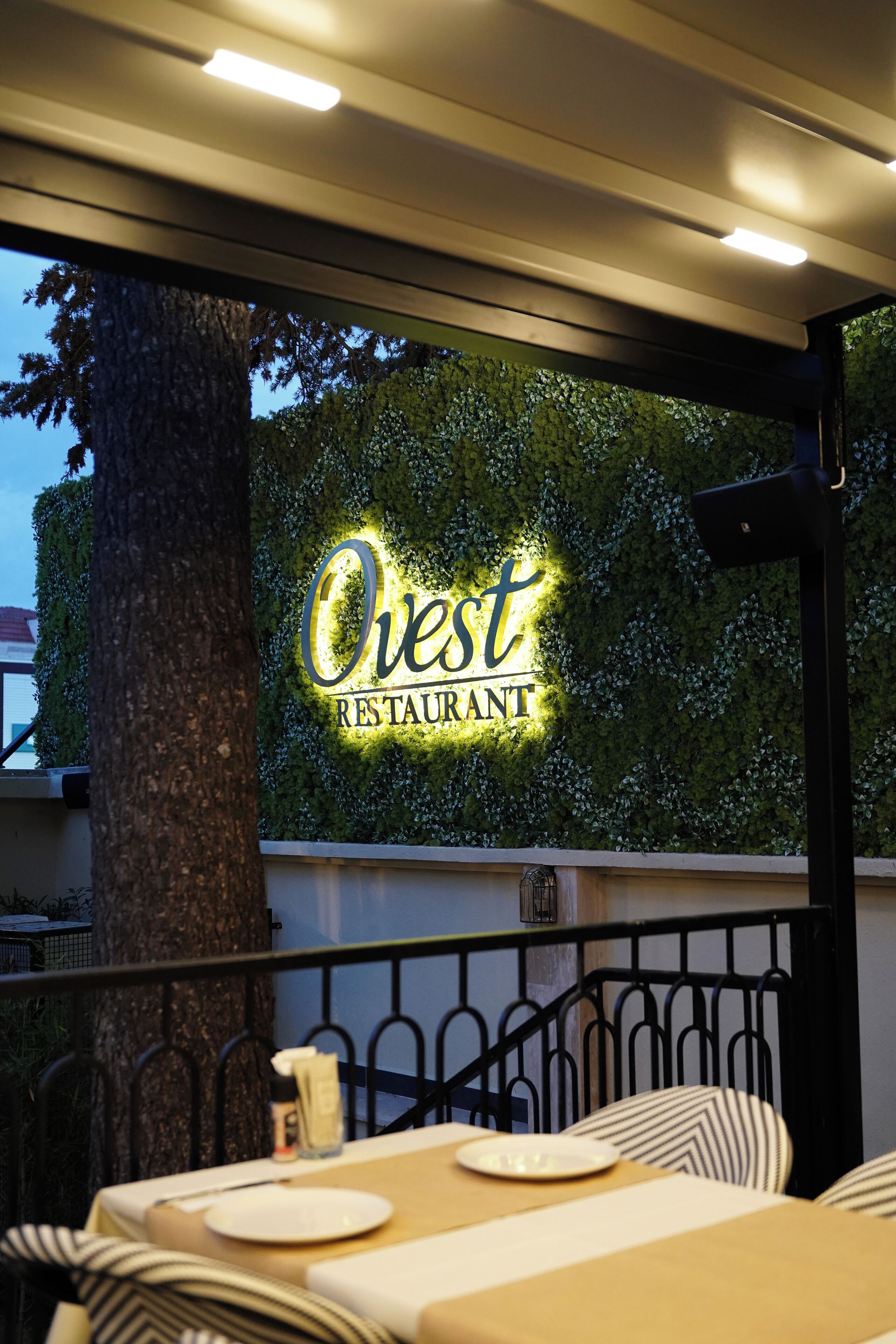 Déjeuner, dîner, souper et brunch servis sur place