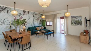 Een woonkamer met een eettafel, banken en een salontafel.
