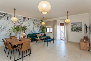 Villa, Bergblick | Wohnbereich | 55-Zoll-Smart-TV mit Digitalempfang