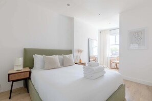2 chambres, fer et planche à repasser, lit de bébé portatif