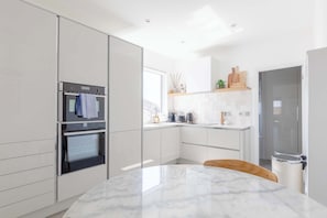 Wasserkocher mit Kaffee-/Teezubehör, Kühlschrank, Mikrowelle, Ofen