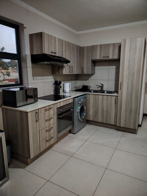 Fridge, microwave, oven, stovetop - Success Management AirBnB (Roodepoort)
