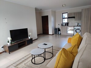 Living area - Luxurious 2-Bedroom Apartment in Jackal Creek Golf Estate (Roodepoort)