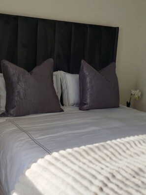 Room - Luxurious 2-Bedroom Apartment in Jackal Creek Golf Estate (Roodepoort)