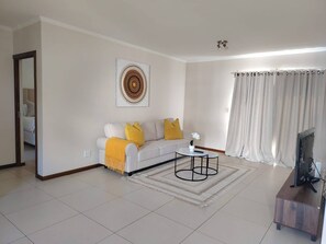 Living area - Luxurious 2-Bedroom Apartment in Jackal Creek Golf Estate (Roodepoort)
