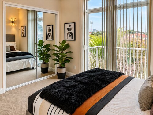 Luxury 3 bedroom smart home condo in Sawtelle