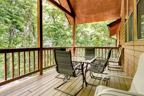 Outdoor dining - Access to 3 Pools, Private Hot Tub! Gatlinburg Gem (Gatlinburg)