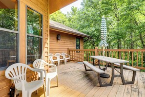 Outdoor dining - Access to 3 Pools, Private Hot Tub! Gatlinburg Gem (Gatlinburg)