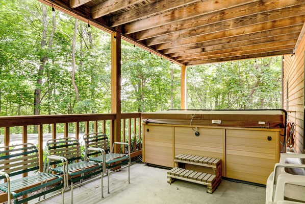 Outdoor spa tub - Access to 3 Pools, Private Hot Tub! Gatlinburg Gem (Gatlinburg)