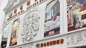 Um edifício com detalhes arquitetônicos elaborados, incluindo colunas e elementos decorativos.