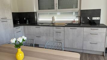 Frigorifero, microonde, forno, piano cottura