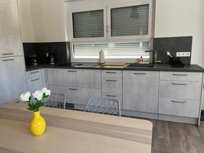 Kühlschrank, Mikrowelle, Ofen, Herdplatte