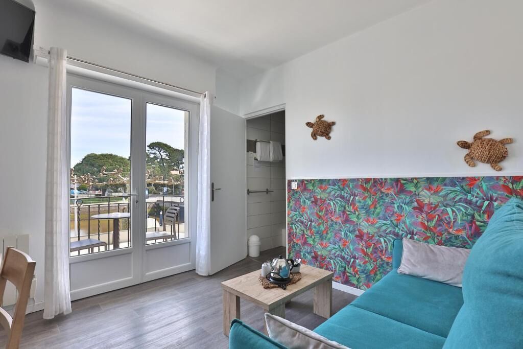 Chambre Double Confort, balcon, vue port | Coin séjour