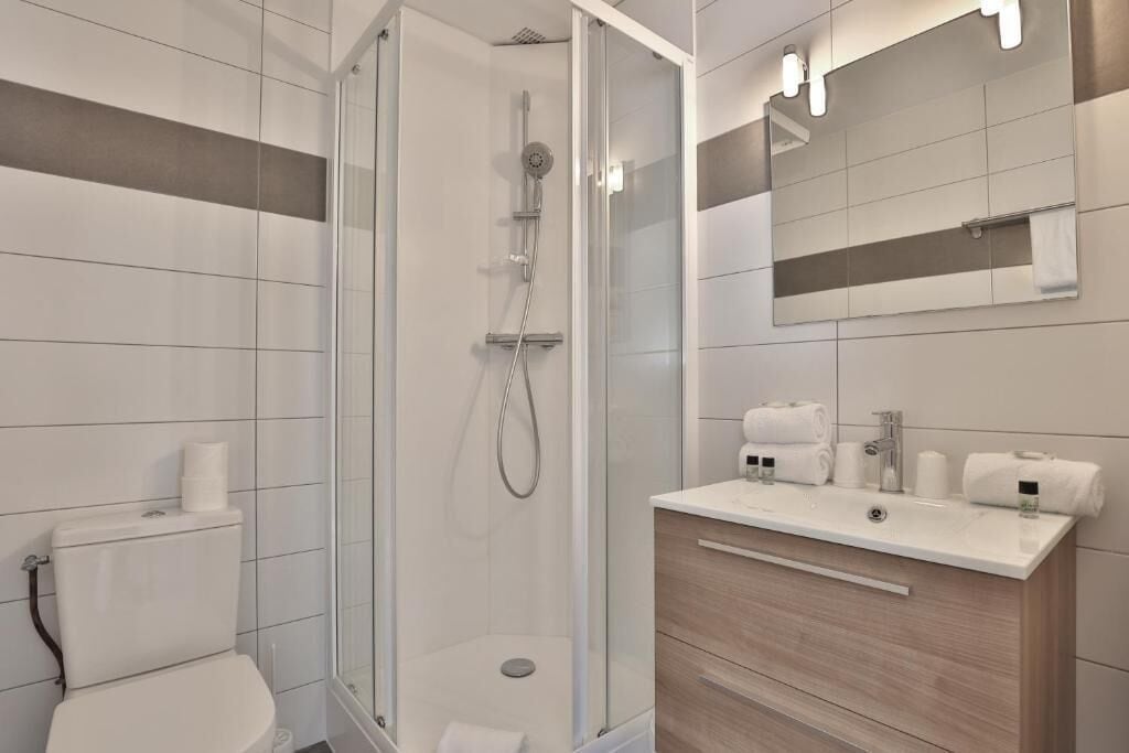 Dreibettzimmer, Balkon, Gartenblick | Badezimmer