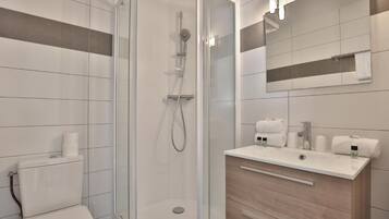 Dreibettzimmer, Balkon, Gartenblick | Badezimmer