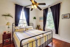 Room - 1 Mi to SCAD! Historic Savannah Haven w/ Patio (Savannah)