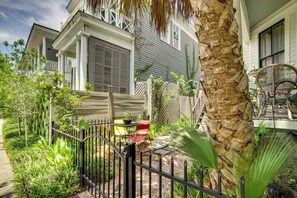 Outdoor dining - 1 Mi to SCAD! Historic Savannah Haven w/ Patio (Savannah)