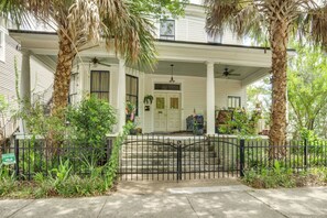 Exterior - 1 Mi to SCAD! Historic Savannah Haven w/ Patio (Savannah)
