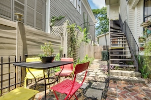 Outdoor dining - 1 Mi to SCAD! Historic Savannah Haven w/ Patio (Savannah)