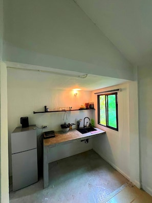 Wasserkocher mit Kaffee-/Teezubehör, Kühlschrank, Herdplatte