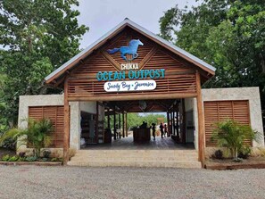 Een houten gebouw met een bord waarop staat 'CHUKKA OCEAN OUTPOST Sandy Bay Jamaica'.