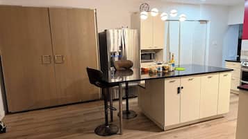 Cafeteira/chaleira, geladeira, micro-ondas, fogão