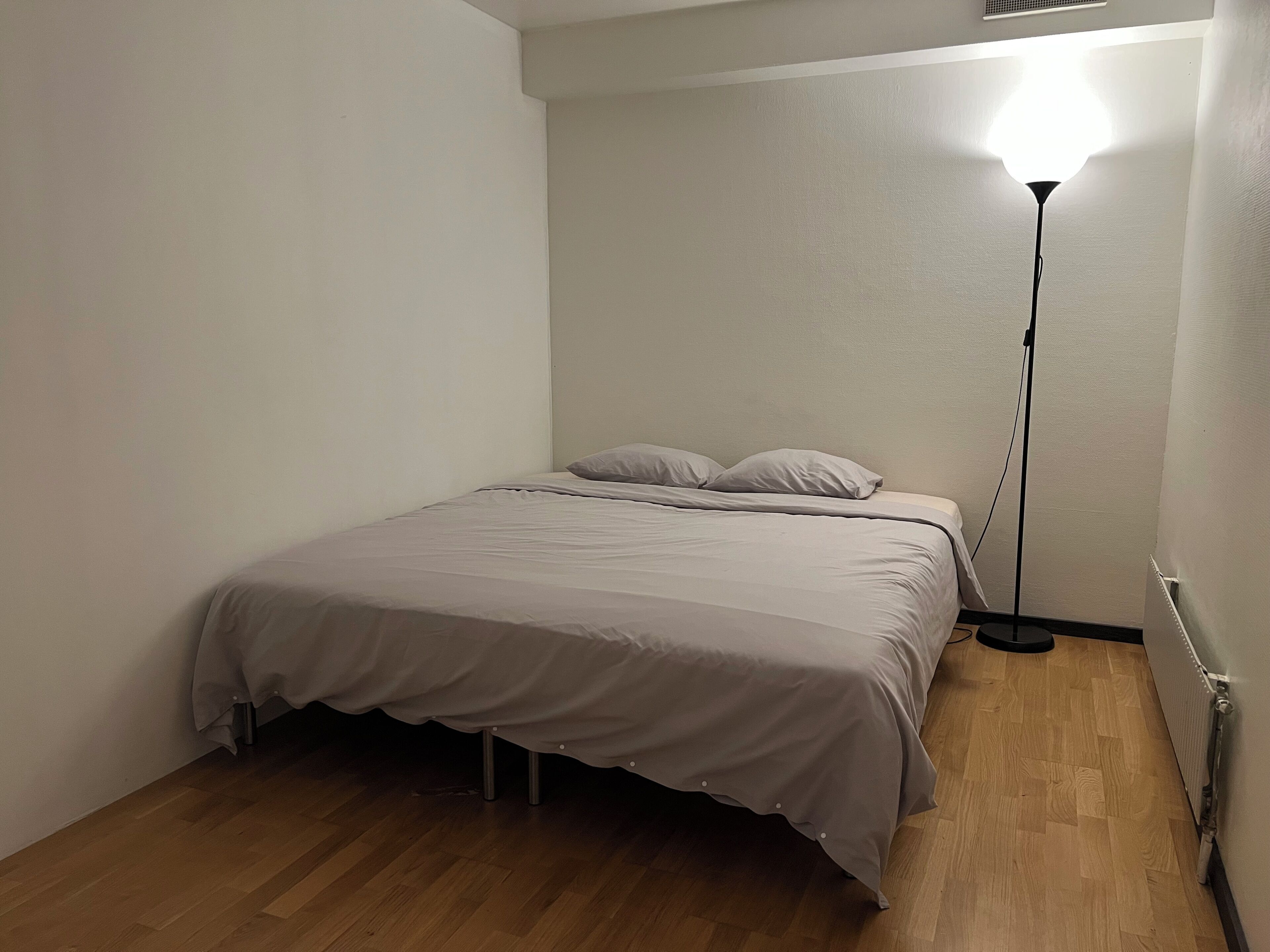 2 bedrooms, iron/ironing board, internet, bed sheets