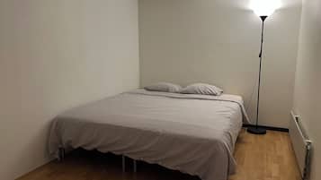 2 bedrooms, iron/ironing board, internet, bed sheets