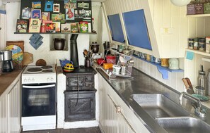 Wasserkocher mit Kaffee-/Teezubehör, Kühlschrank, Ofen, Herdplatte