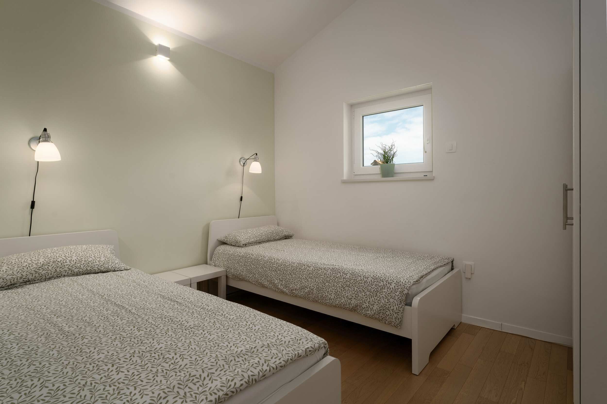 4 habitaciones, tabla de planchar con plancha, internet y ropa de cama 