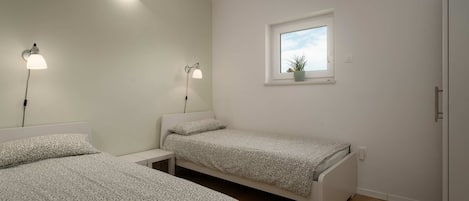 4 bedrooms, iron/ironing board, Internet, bed sheets