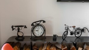 Ein Tisch mit einer Vintage-Uhr, einem Telefon und einem Fahrrad.