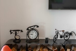 Ein Tisch mit einer Vintage-Uhr, einem Telefon und einem Fahrrad.