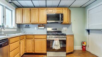 Fridge, microwave, stovetop, dishwasher