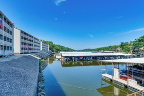 Ein Yachthafen mit vertäuten Booten, ein Gebäude mit amerikanischen Flaggen und einem strahlend blauen Himmel.