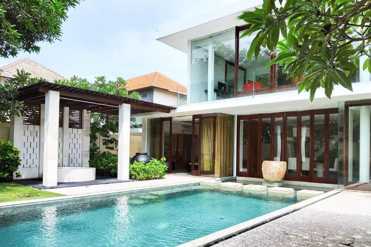 Vila Eksekutif, 2 kamar tidur, kolam renang pribadi | Brankas, meja kerja, ruang kerja ramah laptop, dan Wi-Fi gratis