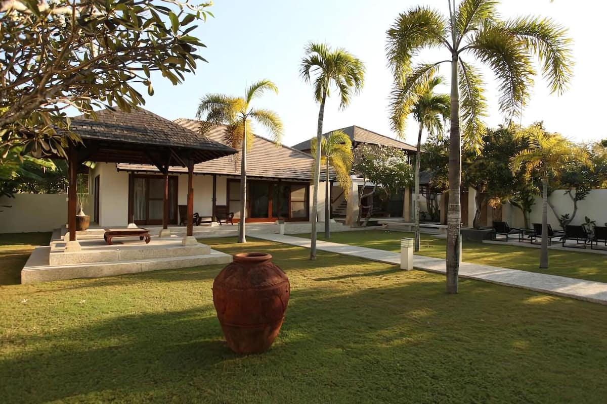 Vila Eksklusif, 3 kamar tidur, kolam renang pribadi, pemandangan kebun | Brankas, meja kerja, ruang kerja ramah laptop, dan Wi-Fi gratis