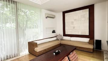 Villa de lujo, 2 habitaciones, alberca privada | Área de sala de estar