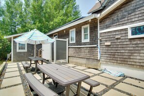 Outdoor dining - Walk to Beach! Oak Bluffs Home & Studio (Oak Bluffs)
